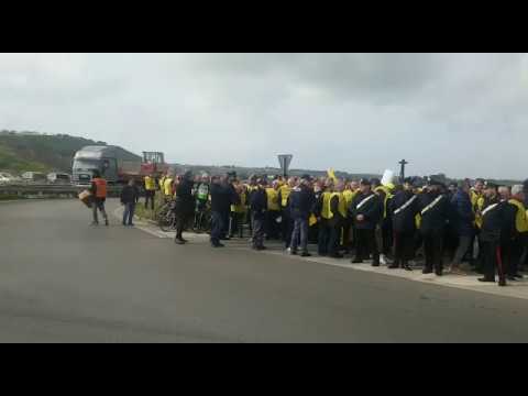 Sindaci e cittadini dell'agrigentino in strada a protestare: "No all'isolamento viabile della provincia" (video)