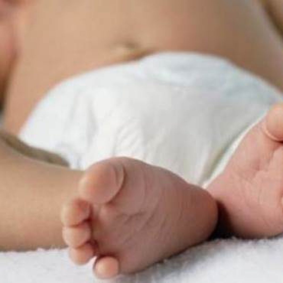 Si ferma il cuore di una neonata durante il parto, sequestrata la cartella clinica e disposta l'autopsia della piccola