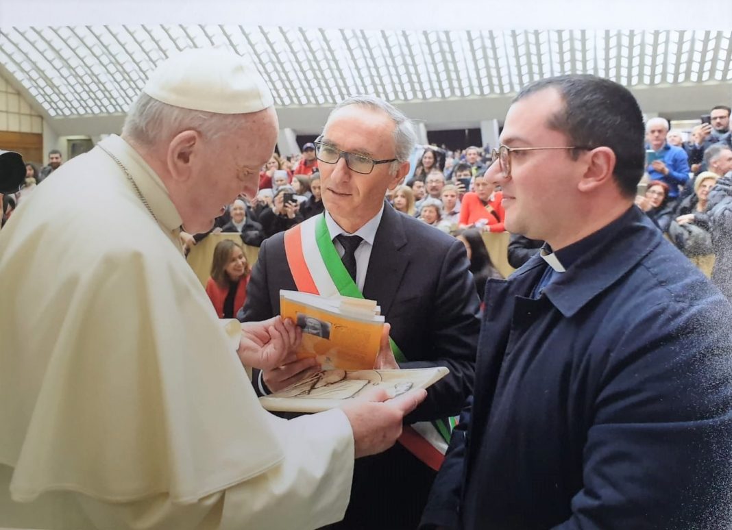 Il sindaco e il parroco di Villafranca Sicula incontrano Papa Francesco