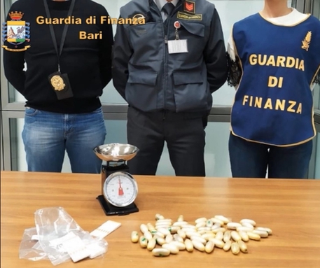 Espelle 54 ovuli di eroina ingeriti poco prima, arrestato un uomo di 35 anni