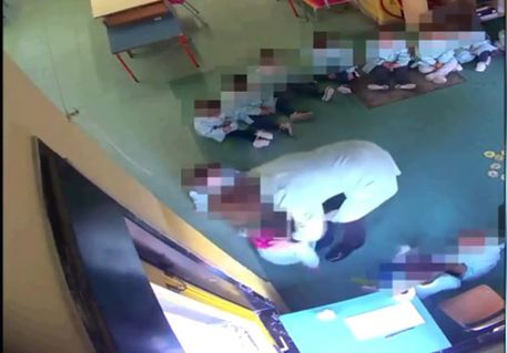Botte, percosse e insulti ai bimbi dell'asilo: arrestate due maestre