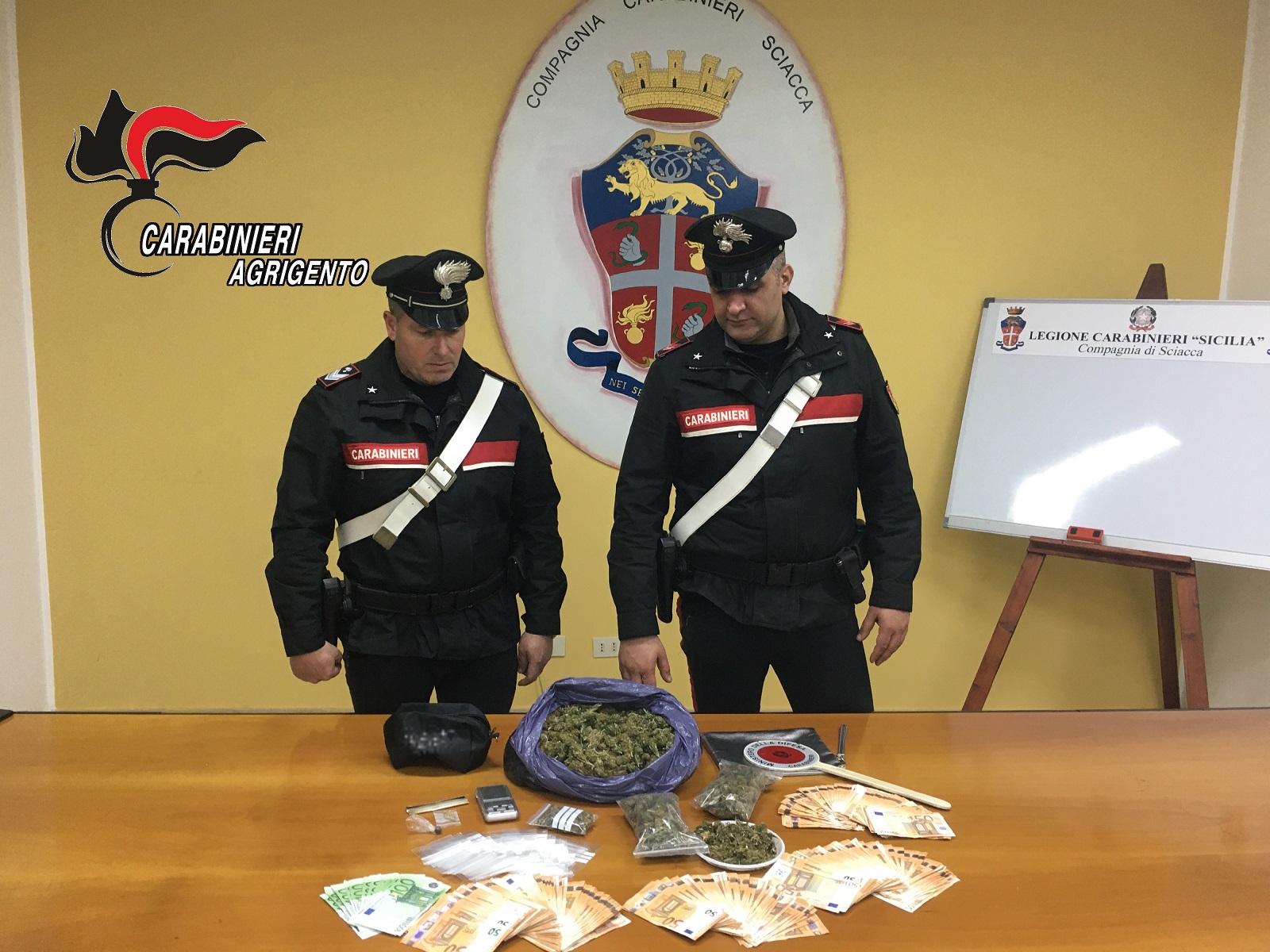 Un chilo di marijuana e 20 mila euro sequestrati, due arresti dei carabinieri a Sciacca