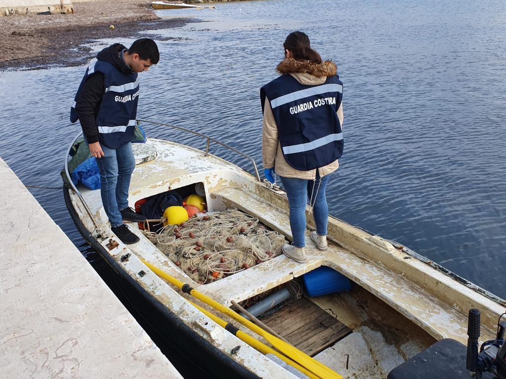 Controlli sui natanti da diporto a Menfi, sequestro di 11 chilometri di rete da pesca e una denuncia per resistenza a pubblico ufficiale