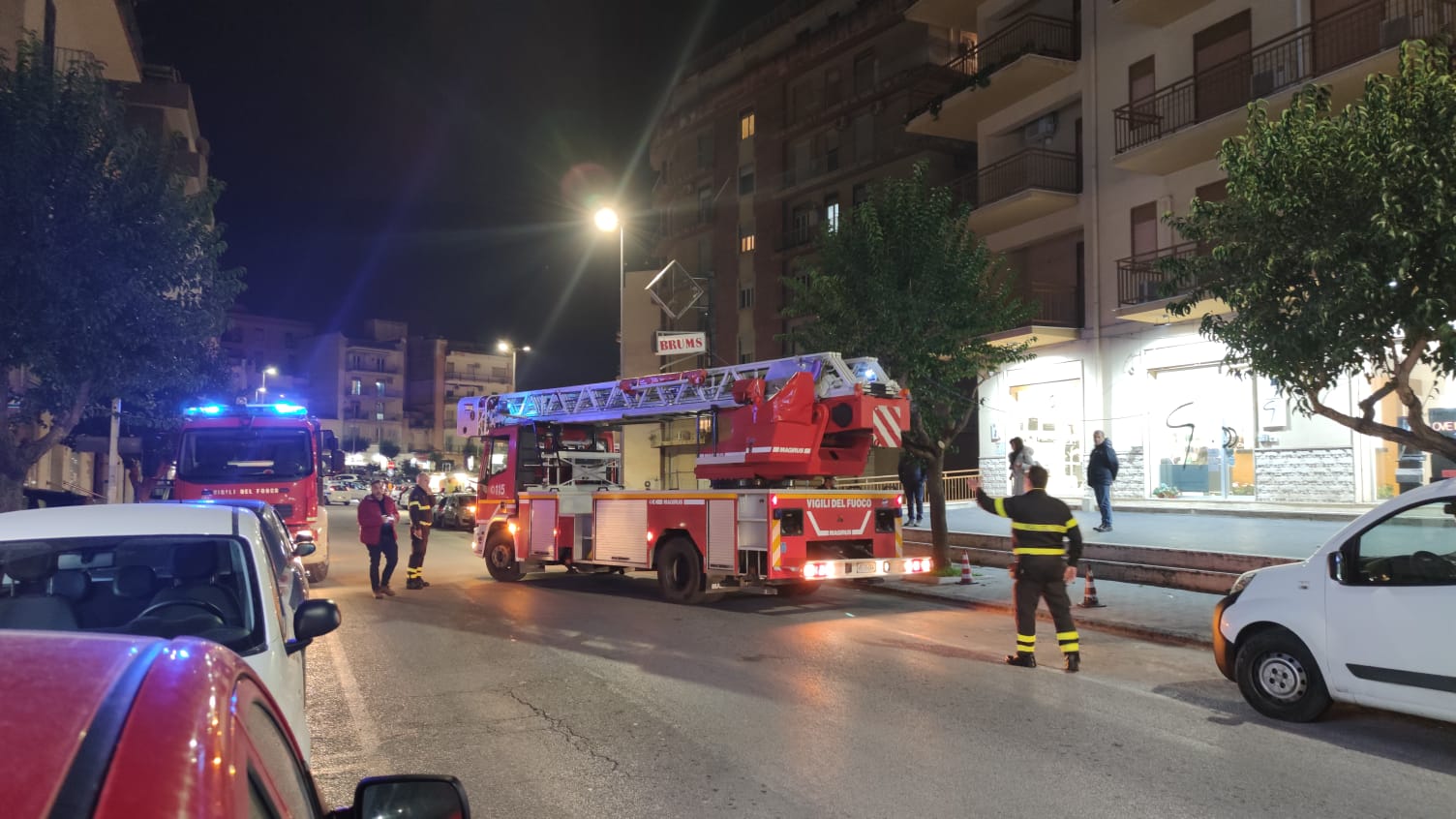 Insegna pericolante in via Cappuccini a Sciacca, intervengono i vigili del fuoco con una gru