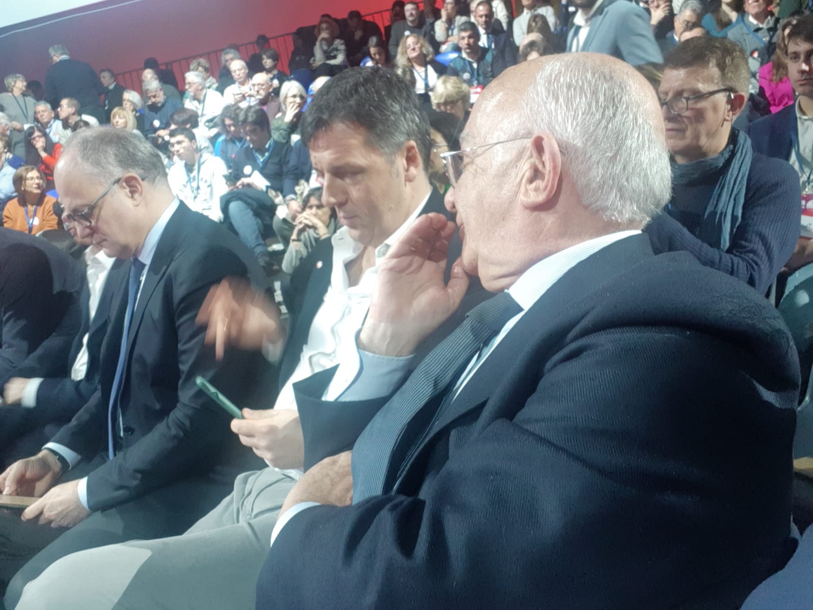 Cusumano all'assemblea nazionale di Italia Viva seduto accanto a Renzi