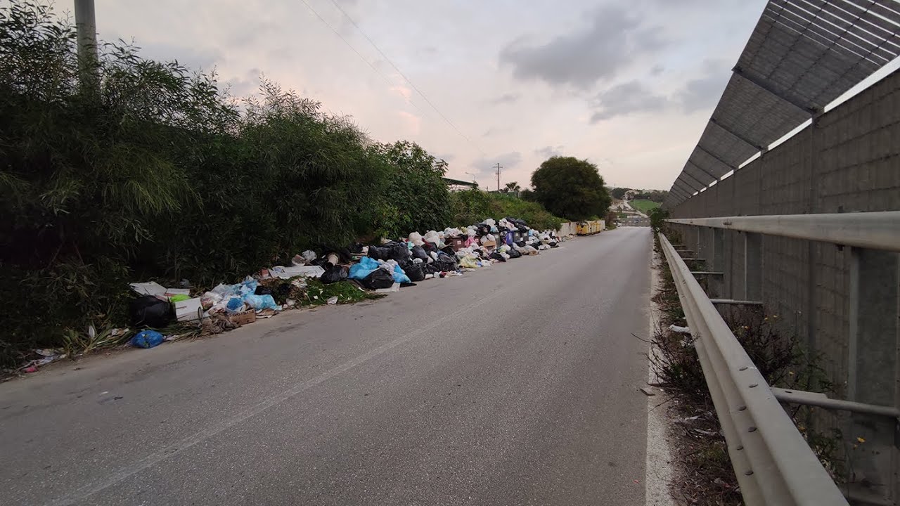 Discarica abusiva nella contrada Bordea di Sciacca, i rifiuti invadono la sede stradale