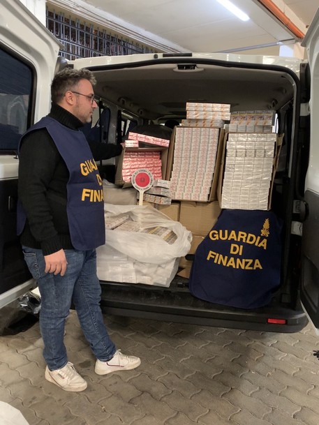 Trovato con 268 chili di sigarette di contrabbando, arrestato un uomo di 47 anni