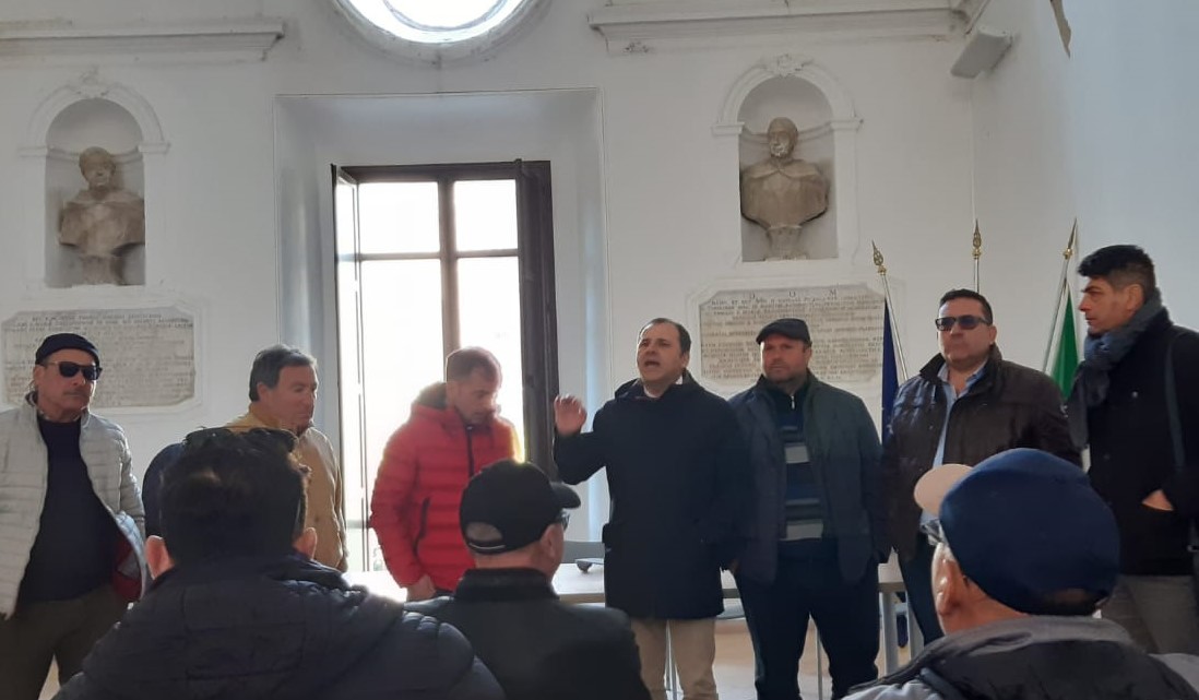 Otto marinerie siciliane tra le quali Sciacca guidano la protesta contro i regolamenti comunitari che rischiano di mettere al tappeto il settore della pesca