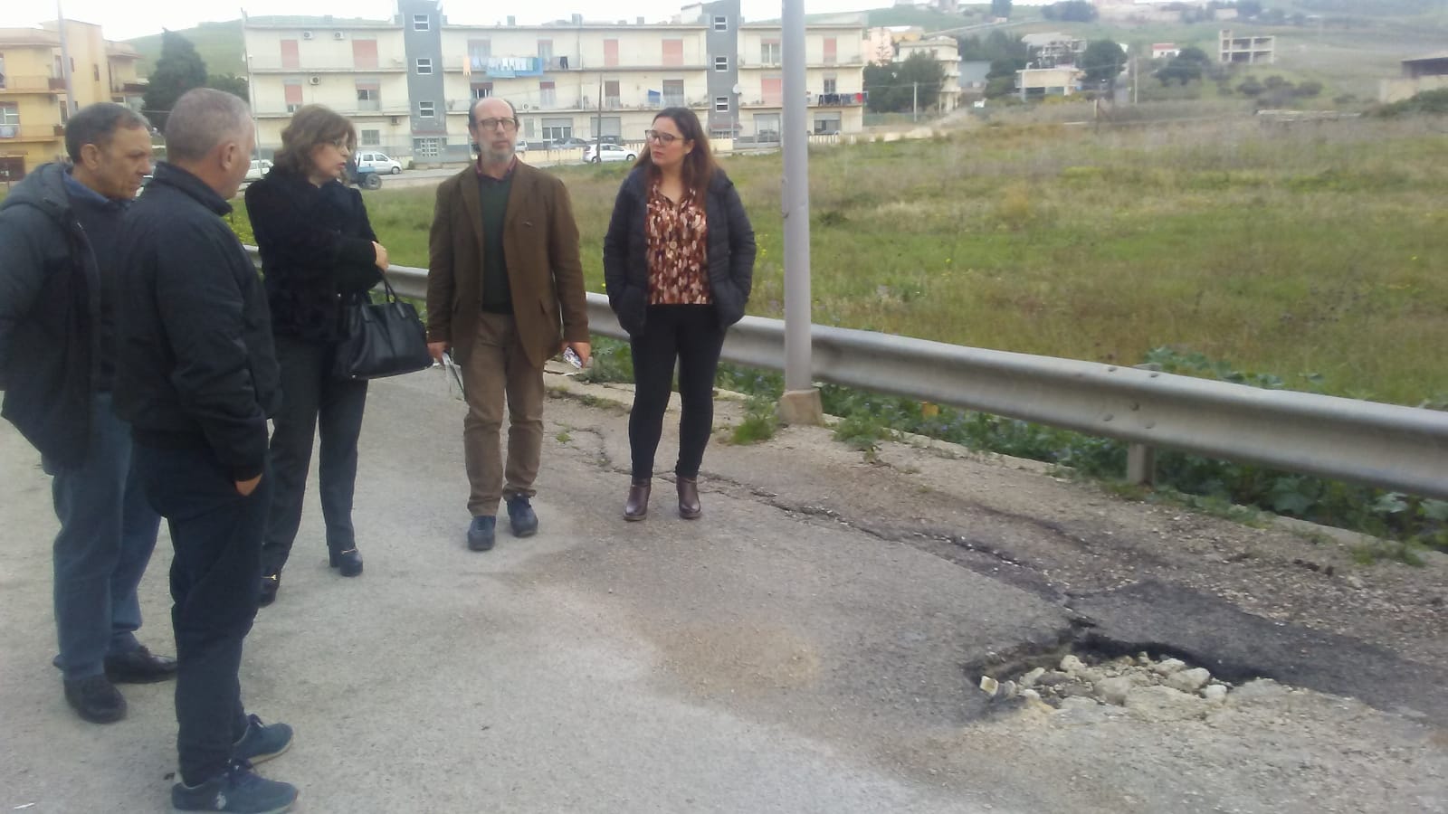 Sopralluogo della sindaca e tecnici comunali in contrada Seniazza, promesse di interventi migliorativi