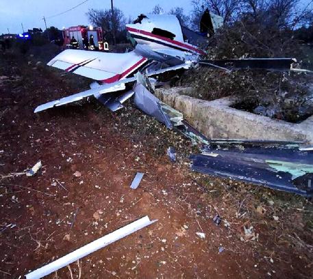 Aereo cade e prende fuoco, morte due persone