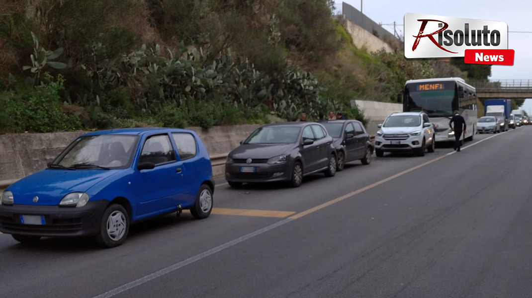 Tamponamento a catena sulla statale 115 in territorio di Sciacca tra 4 auto e un pullman