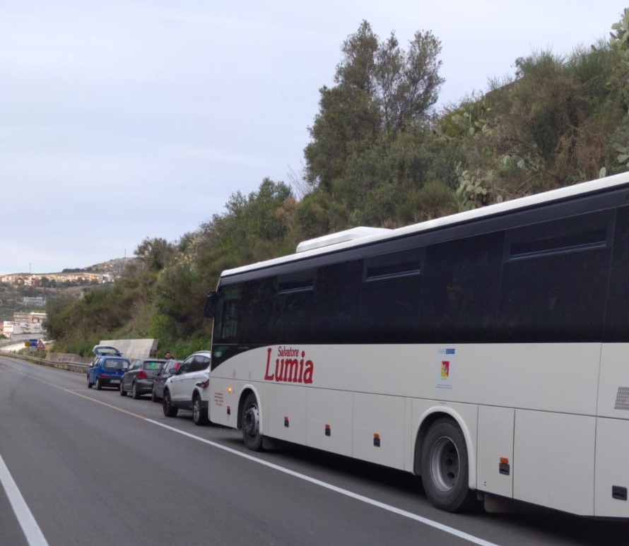 Il tamponamento a catena sulla statale 115 in territorio di Sciacca, per fortuna nessun ferito