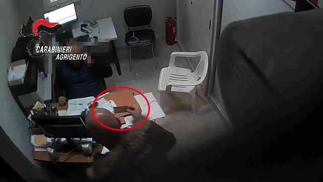 Avrebbe intascato soldi delle carte d'identità elettroniche, arrestato dipendente comunale di Ravanusa