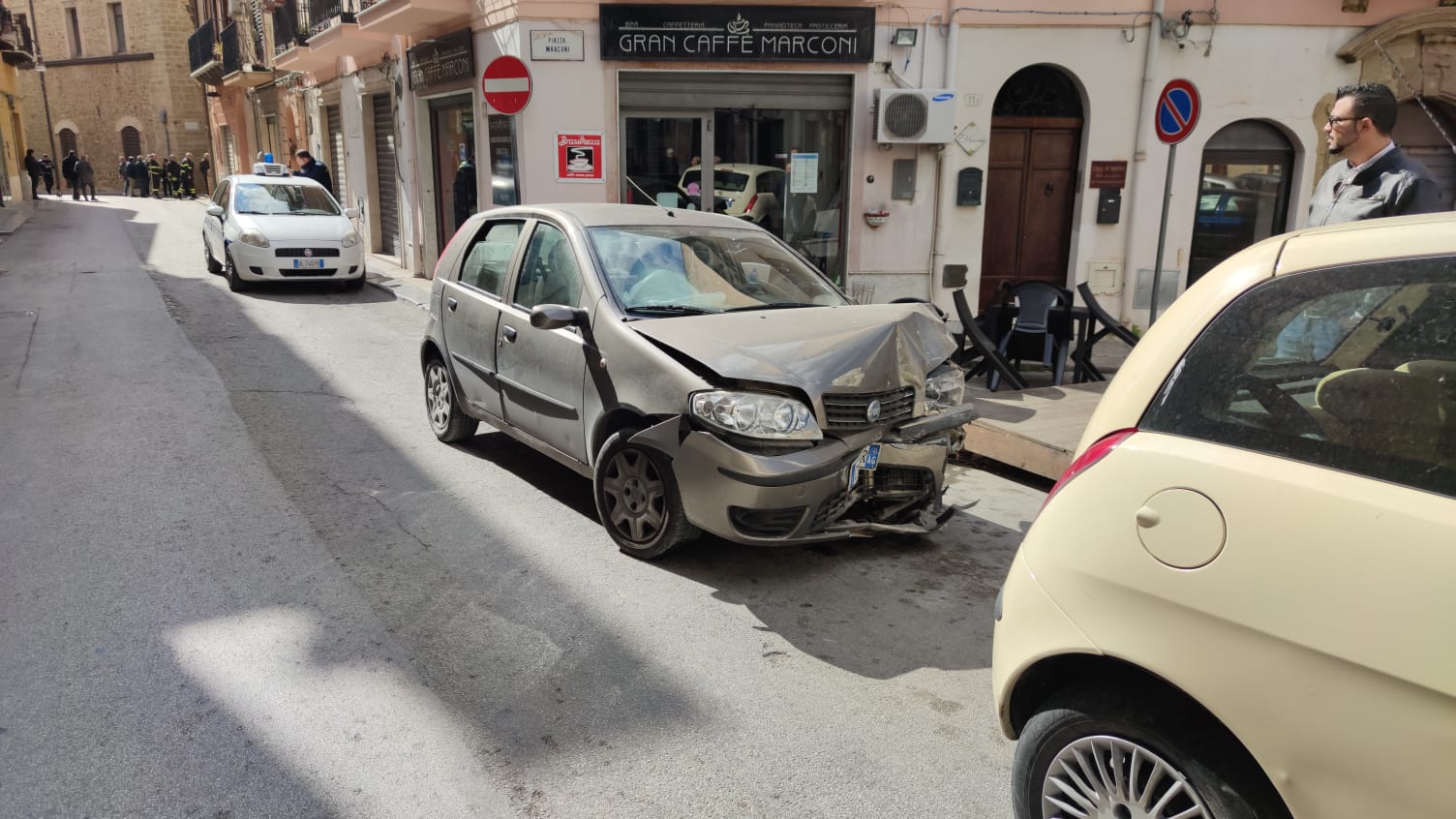 Perde il controllo dell’auto che si schianta contro il portone della chiesa di San Giuseppe a Sciacca