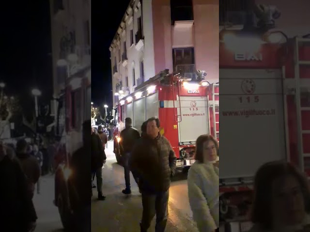 Intervento di messa in sicurezza su una palma in piazza Duomo.