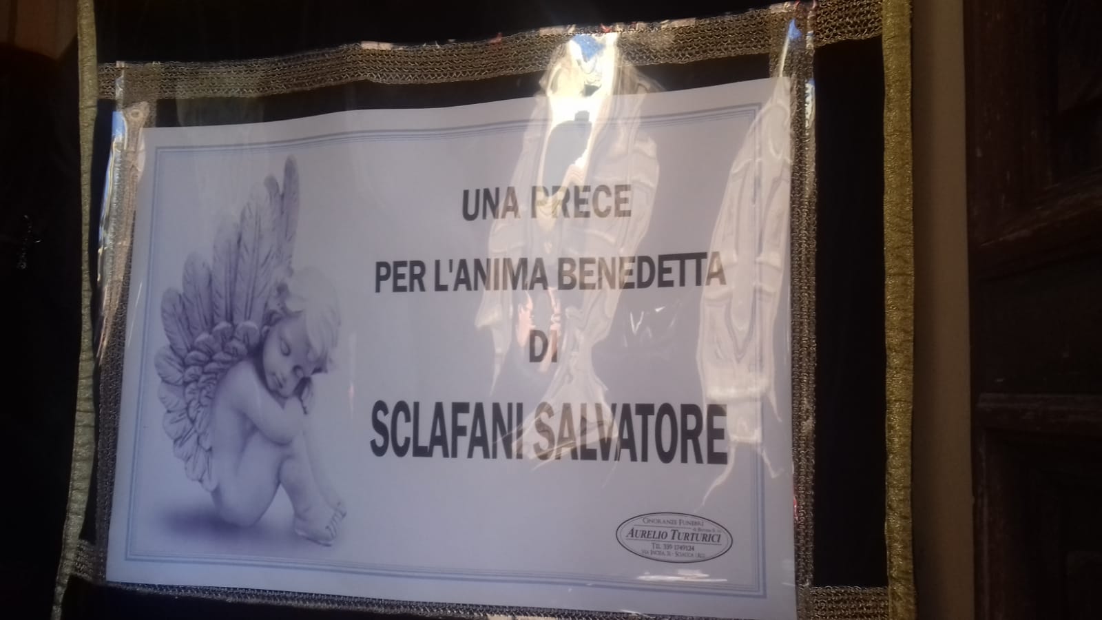 Tanta gente non riesce ad entrare in chiesa per i funerali del piccolo Salvatore e tutto il popolo del Carnevale rende omaggio al bimbo