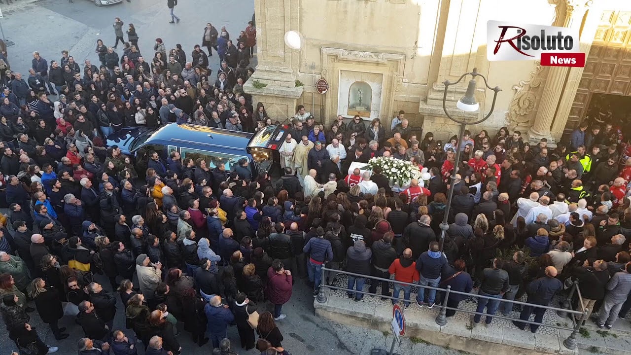 Tanti palloncini bianchi e l' applauso di Sciacca per il piccolo Salvatore al termine dei funerali (Video)