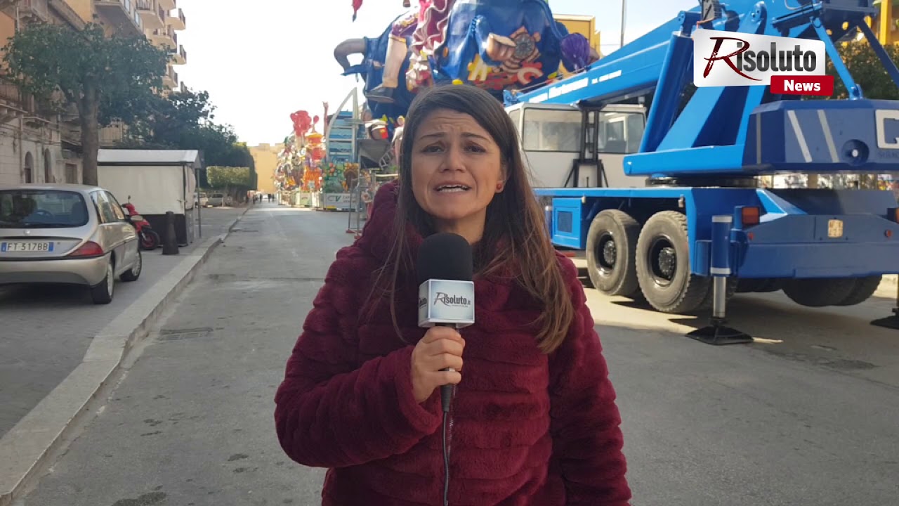 Carri allegorici fermi al Viale della Vittoria e nessuna certezza del rinvio (Video)