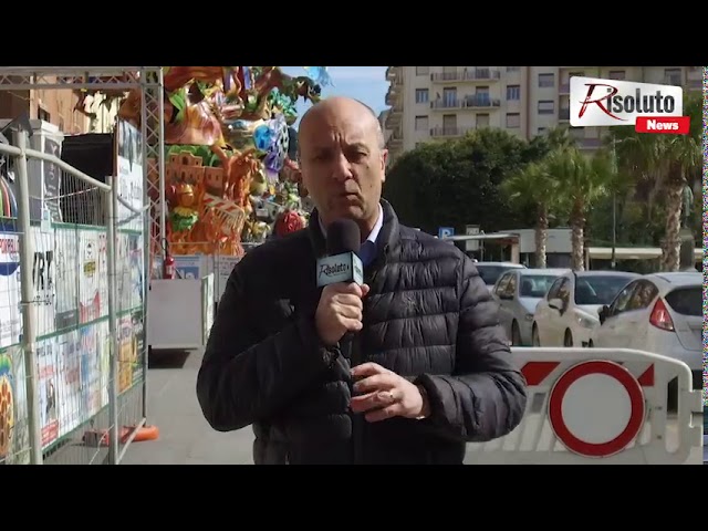 Carri ancora fermi al Viale della Vittoria,  mentre si smonta tutto cio' che resta della festa