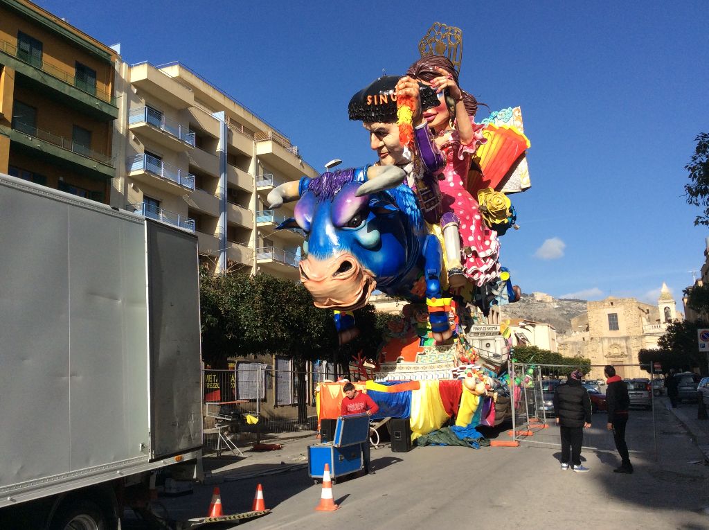 Si smontano i carri allegorici del Carnevale di Sciacca, tutti al lavoro dal primo pomeriggio di oggi