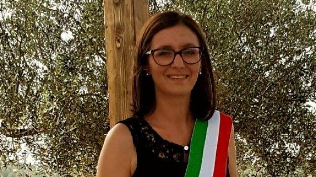 Giovanna Iacono, in corsa per la segreteria provinciale del PD, scrive all'onorevole Losacco: "Sospendere il congresso provinciale e i circoli per verificare gli iscritti al partito"
