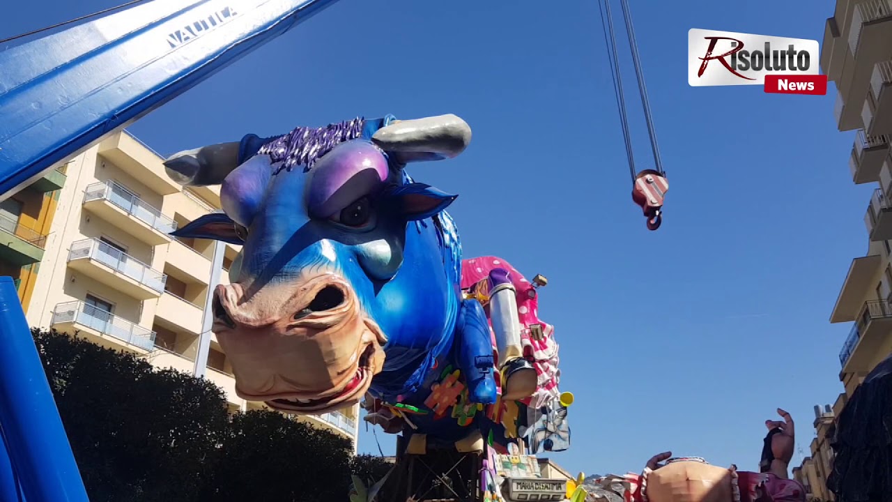 Ultime ore di smontaggio dei carri del Carnevale di Sciacca in viale Della Vittoria, si guarda adesso al futuro della festa