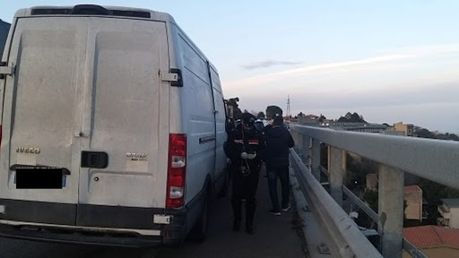 Furgone senza freni sulla Palermo- Sciacca, auto dei carabinieri lo blocca
