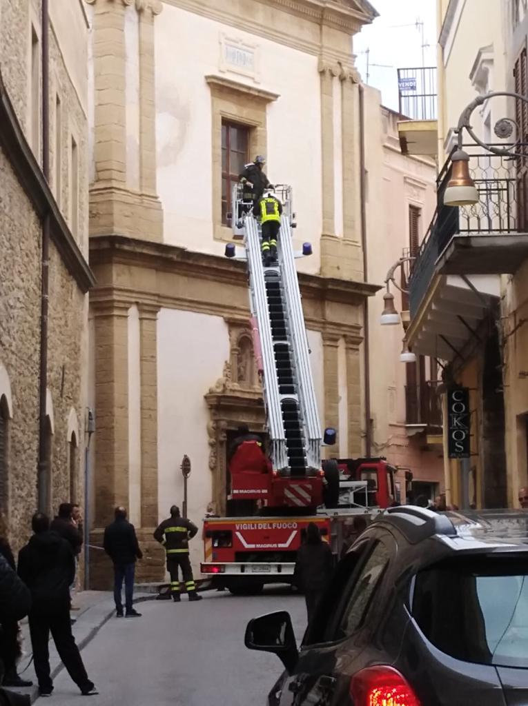 Intervento in via Licata dei vigili del fuoco, si stacca una tegola dal tetto della chiesa di San Giuseppe a Sciacca