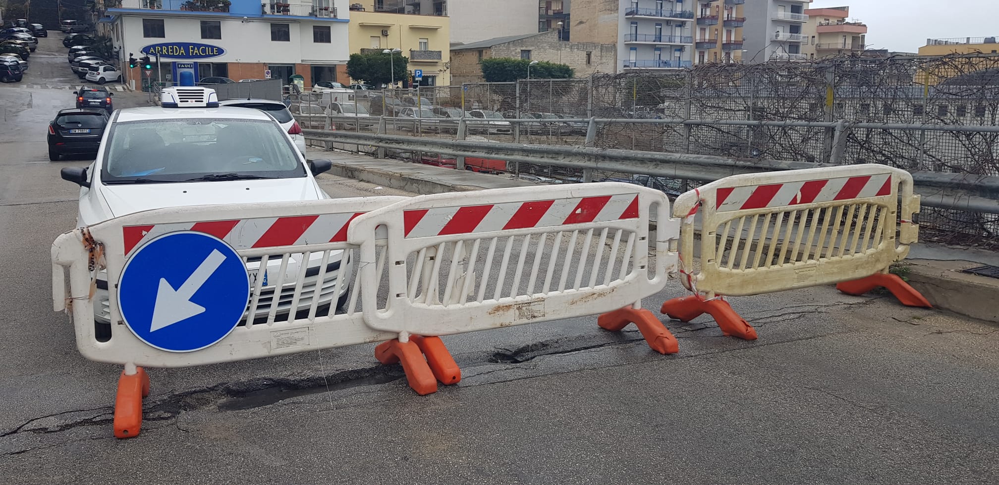 Senso unico alternato sul ponte Ovidio, salta un giunto arrugginito