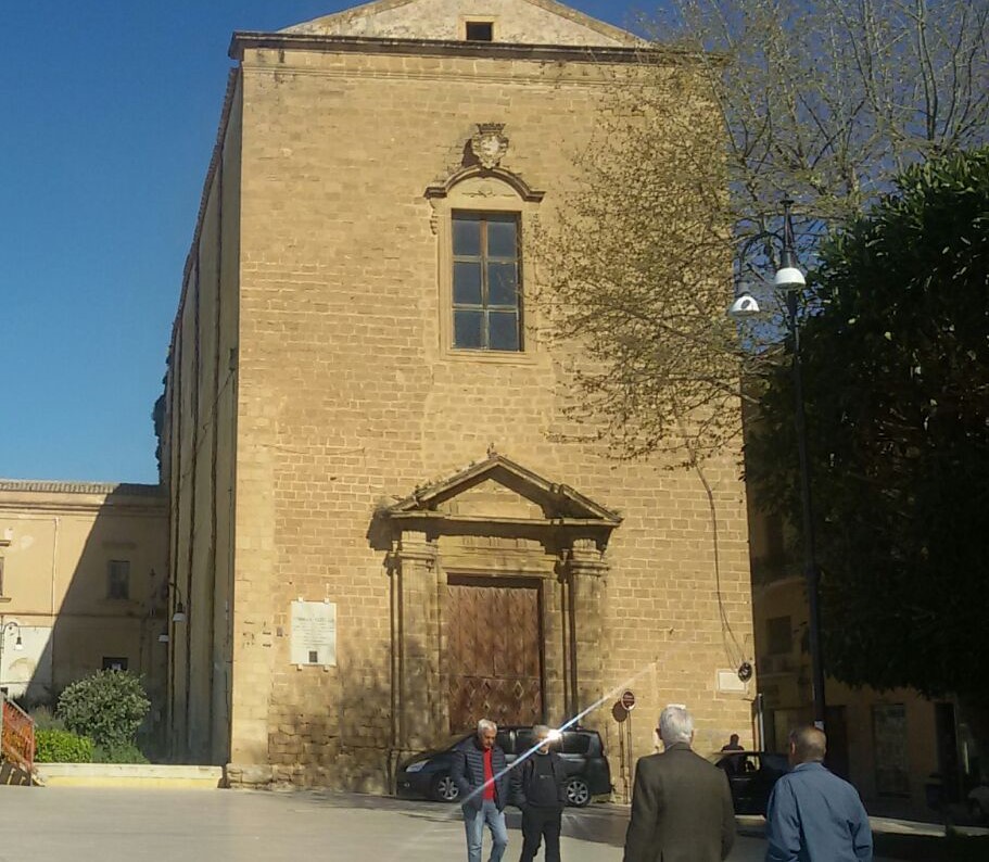 Niente messe, funerali e matrimoni e chiese aperte solo per le preghiere personali