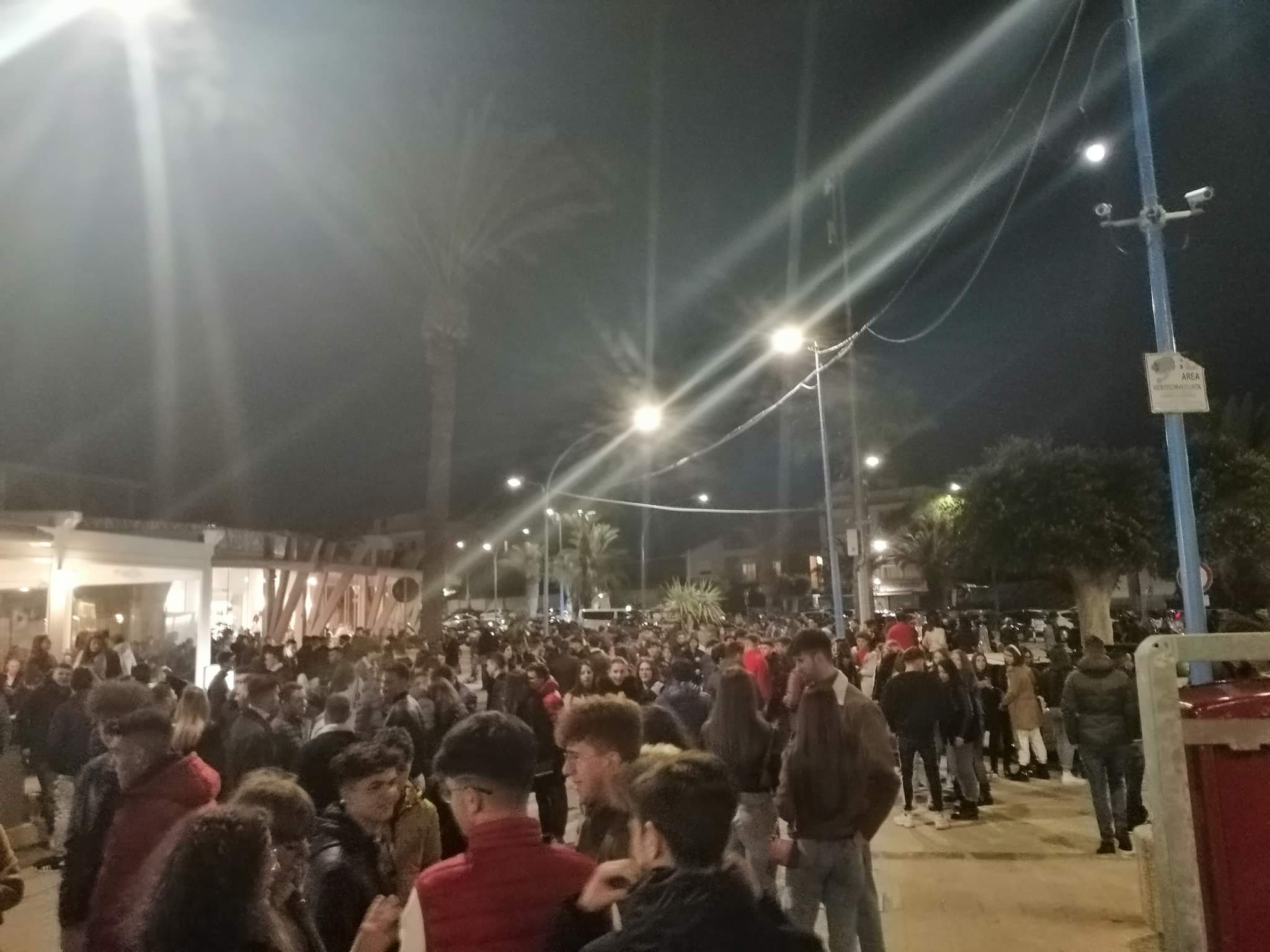 La movida agrigentina non si arresta, la foto dei giovani a San Leone che indigna
