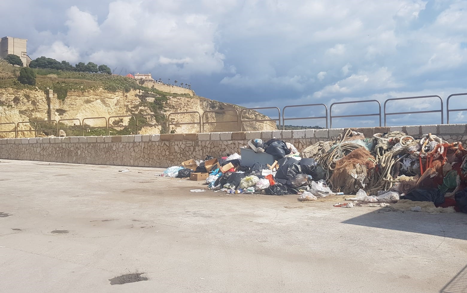 Migliorano le condizioni al porto di Sciacca, meno rifiuti sulla banchina dopo le prime sanzioni