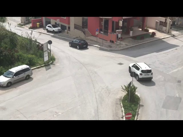 Troppe persone ancora in strada, chi resta a casa  preoccupato dalle auto ancora in giro