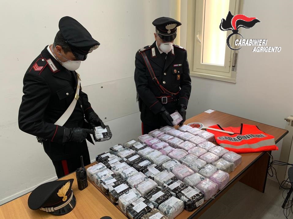 Sulla spiaggia di Siculiana un pacco con 35 chili di droga