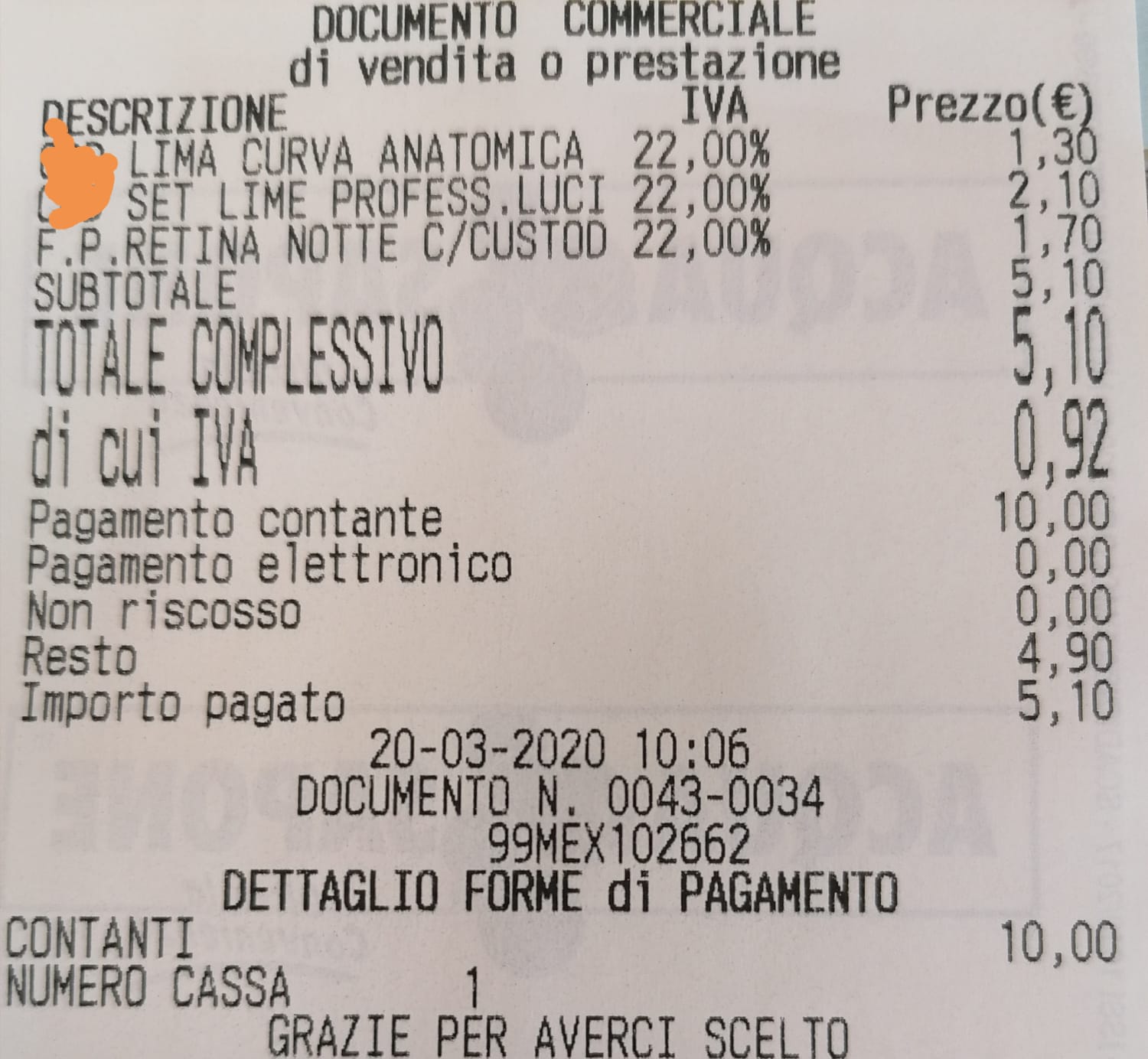 Resta fuori per 15 minuti in attesa del proprio turno, doveva comprare solo una limetta per le unghie