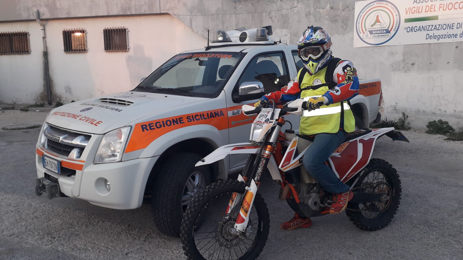 Anche con una moto da enduro a Sciacca i volontari consegnano i farmaci