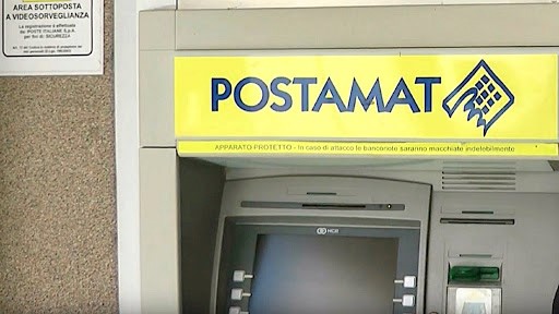 Un sambucese disinfetta il postamat con l'alcol e lo blocca