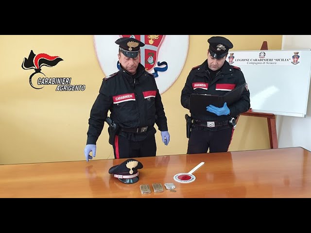 Sorpreso fuori casa a Sciacca senza alcuna motivazione e con tre etti di hashish, arrestato dai carabinieri (Video)
