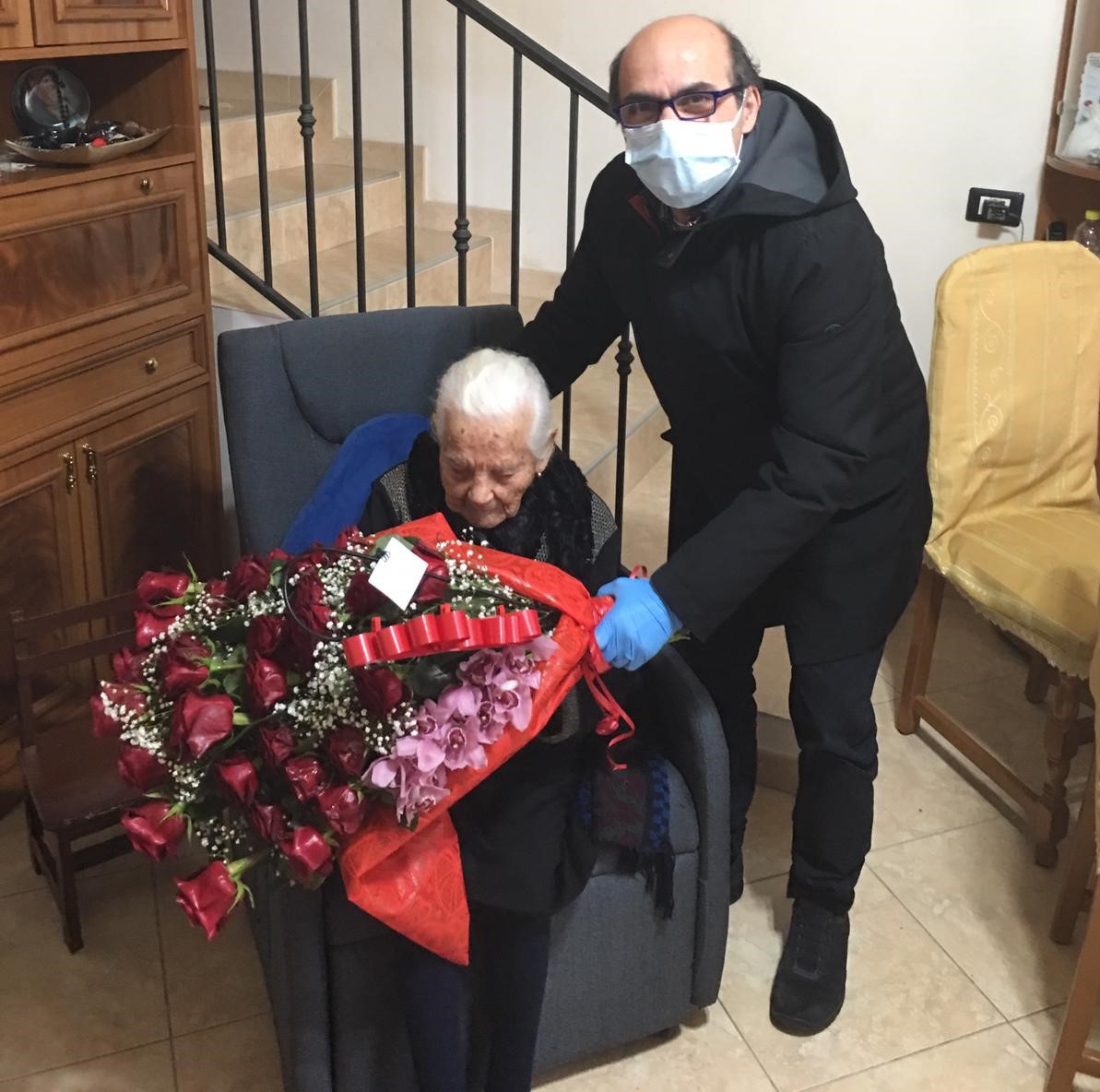 Con guanti e mascherina il sindaco di Calamonaci Spinelli nella casa di un'anziana che oggi compie 100 anni