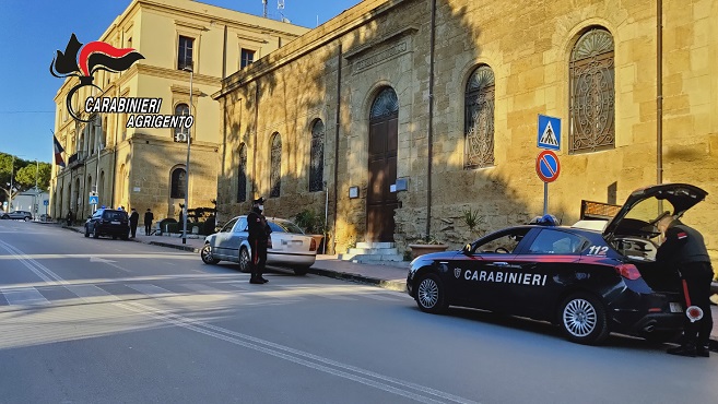 Si allontanano da casa mentre erano ai domiciliari, arrestati dai carabinieri