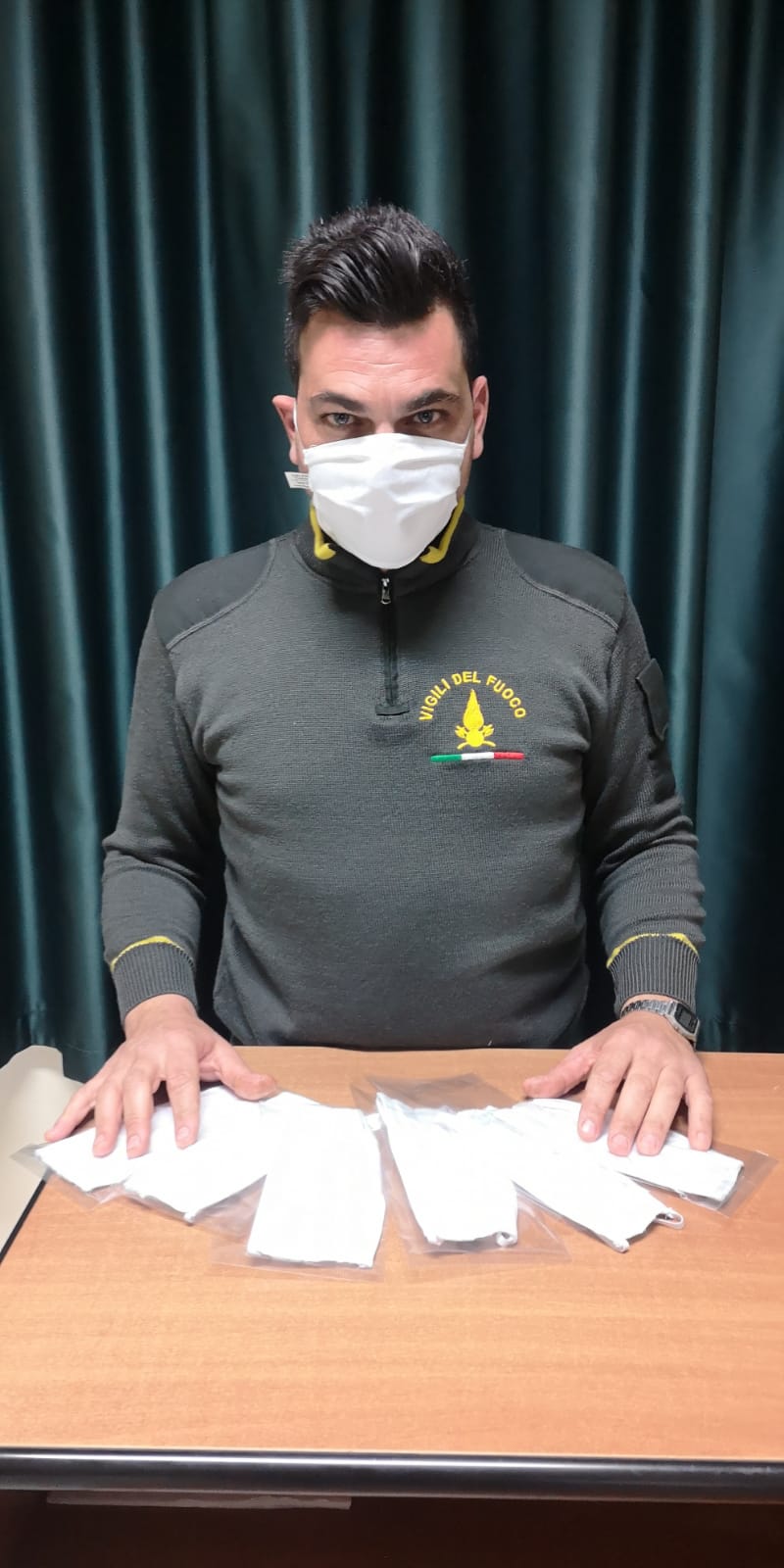 Donazione anche a favore dei vigili del fuoco di Sciacca, mascherine dalla ditta "L'ago d'oro"