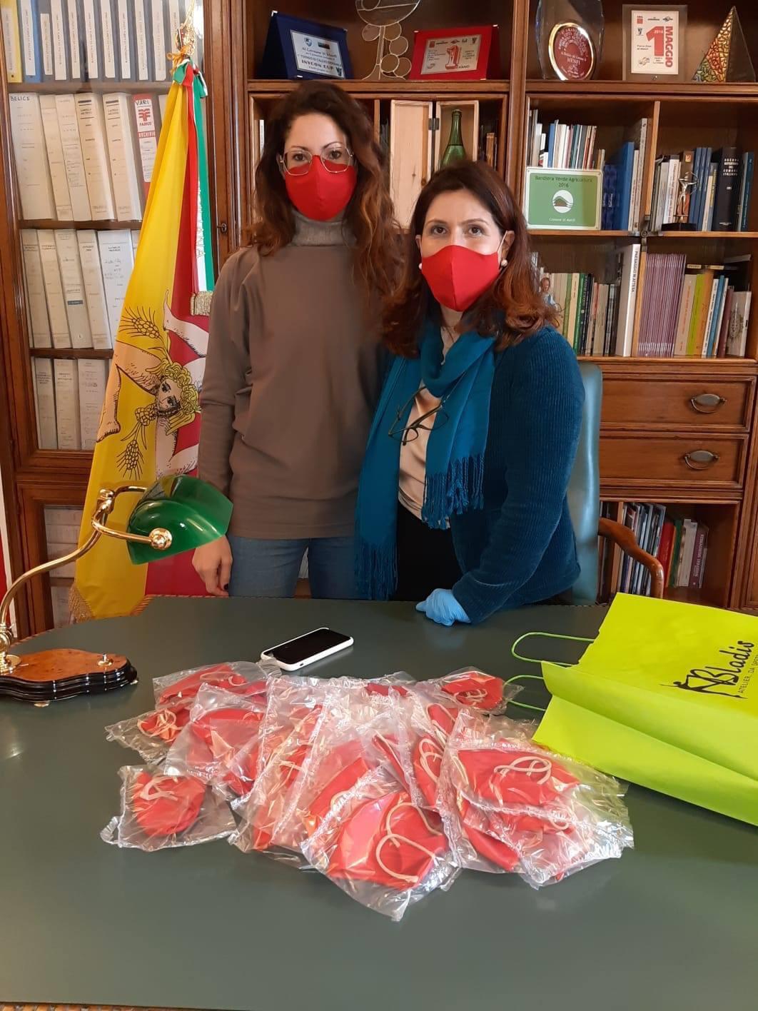 Mascherine per tutti i dipendenti comunali di Menfi donate dalla titolare di un atelier