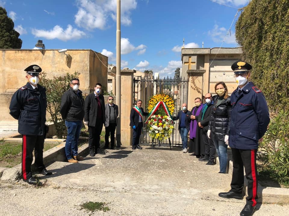 Cimitero chiuso a Sambuca e il sindaco con l’arciprete ed i carabinieri rende omaggio ai defunti