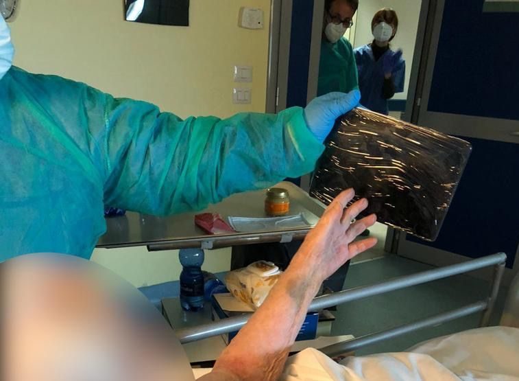 Nonnina di 100 anni, affetta da coronavirus, festeggia il compleanno in ospedale