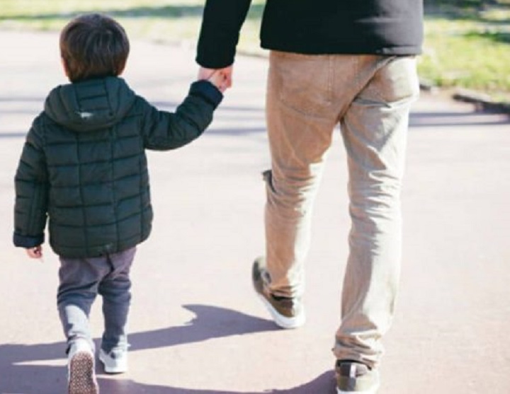 Passeggiata vicino casa genitore-figlio, il Viminale dice sì e si infiamma il web