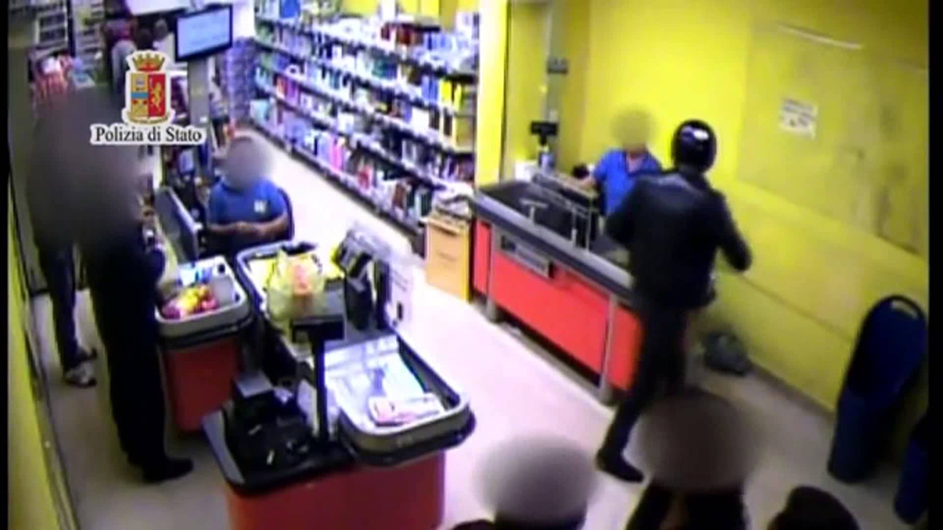 Rapinatori con il volto coperto da mascherine chirurgiche irrompono in un supermercato