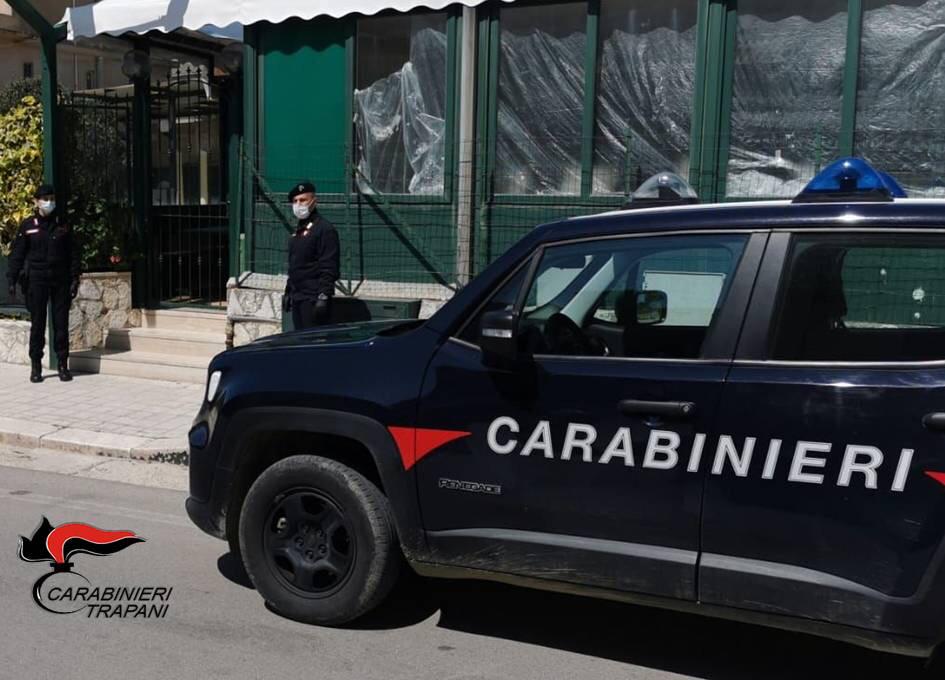 A Salemi, "zona rossa", apre pizzeria con fila di persone per l'asporto: i carabinieri chiudono l'attività