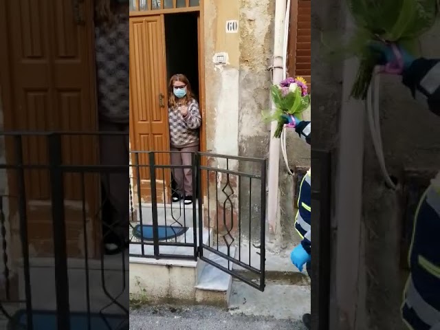 Non solo beni primari, ma anche gioia: i volontari della Protezione Civile recapitano a Ribera un messaggio dei nipoti a una nonna per il suo compleanno (Video)