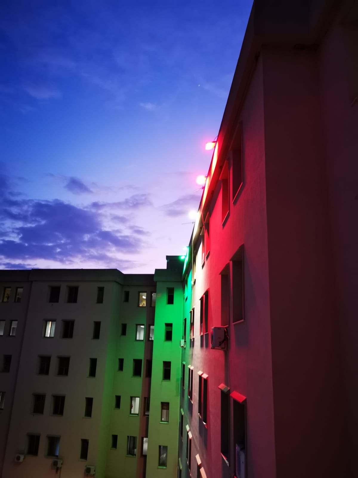 Si illumina con i colori della bandiera italiana la facciata del Giovanni Paolo II di Sciacca