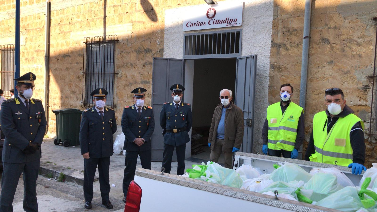 I militari della Guardia di Finanza di Sciacca acquistano 800 chili di derrate alimentari per la Caritas di Ribera